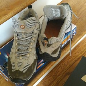 Women Merrell shoes never worn